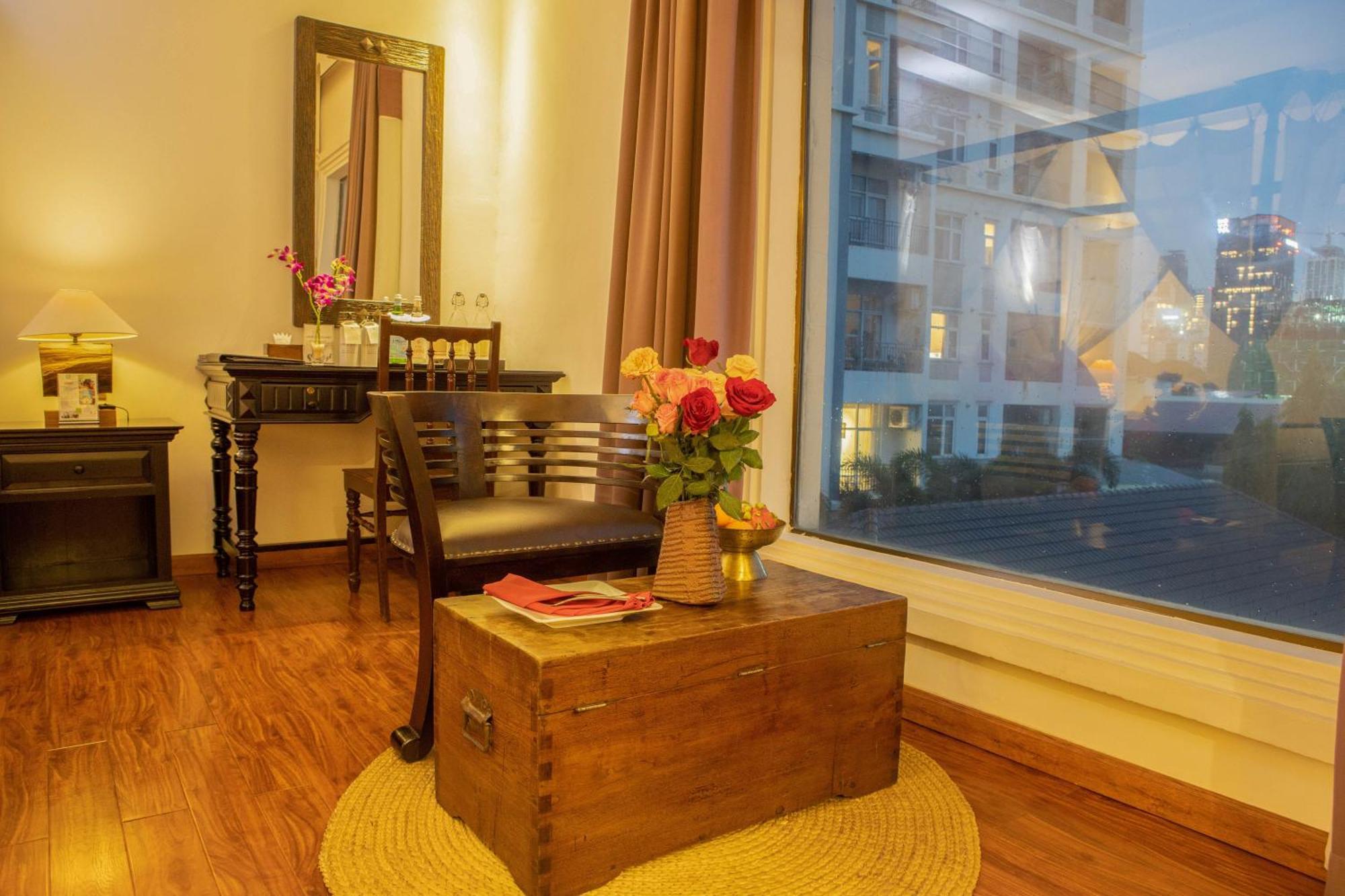 La Rose Suites Phnom Penh Esterno foto